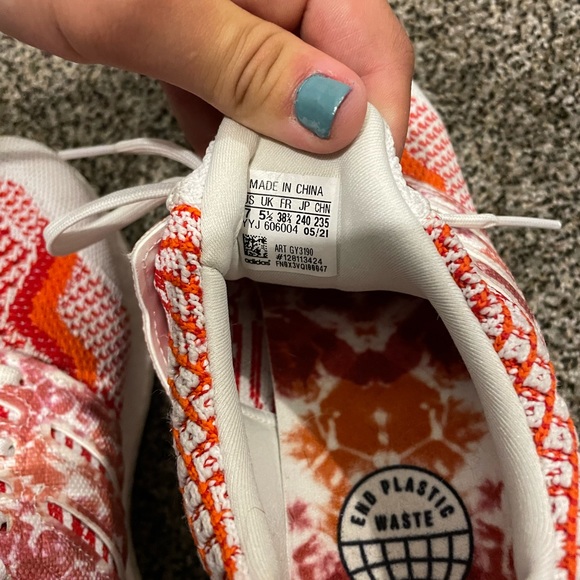 Women’s size 7 ultra boost. Used/New only worn a handful of times - Picture 3 of 5